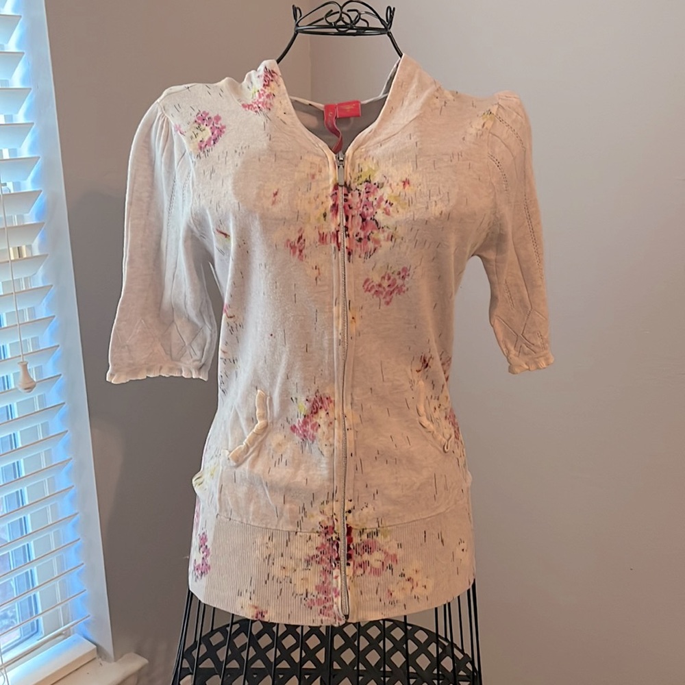 Light grey thin sweater with hood